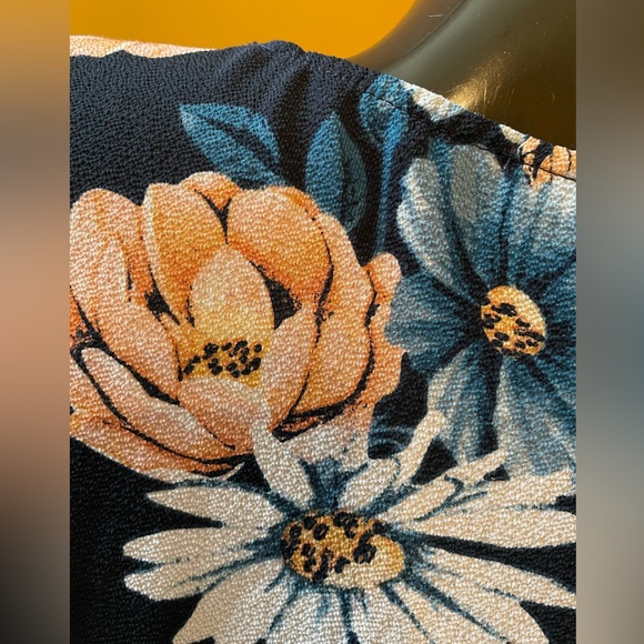 Women’s  Vintage Floral Short Sleeve Blouse ( small ) - Picture 3 of 5